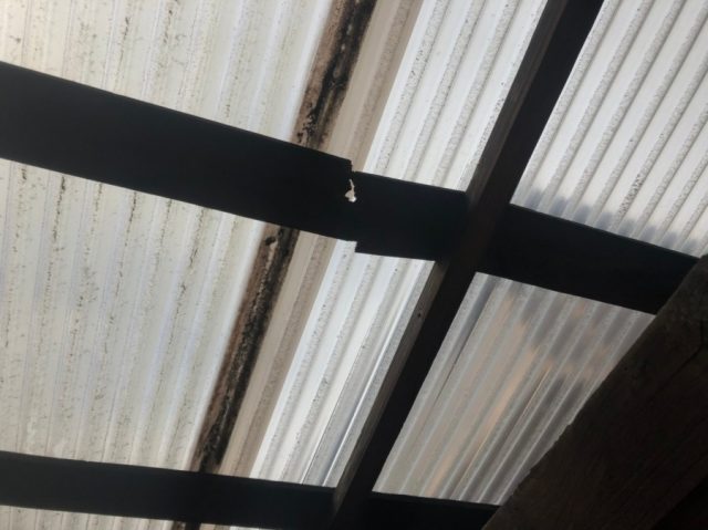 桟が割れている