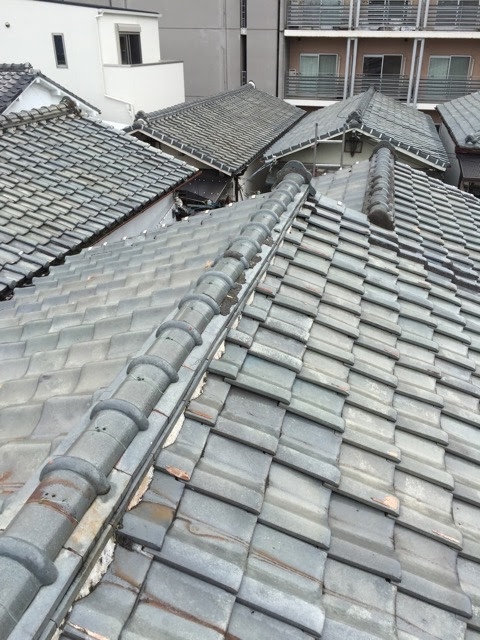 大阪市平野区の日本瓦屋根の全体風景と調査の様子