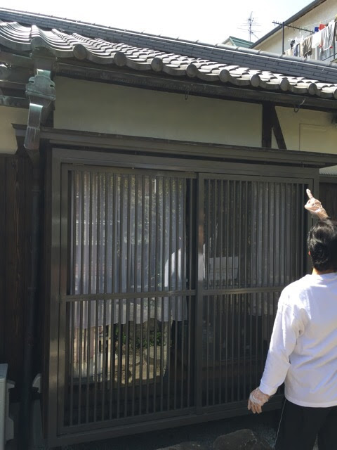 大阪市平野区で屋根の劣化状況をお客様に説明する街の屋根やさん八尾店のスタッフ