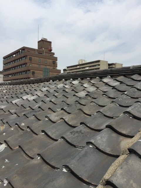 大阪市生野区の現地調査で確認した経年劣化による和瓦屋根の色あせと漆喰の傷み