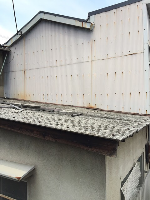 大阪市生野区の戸建て住宅で発生したトタン外壁のサビ筋と波形スレート庇の劣化