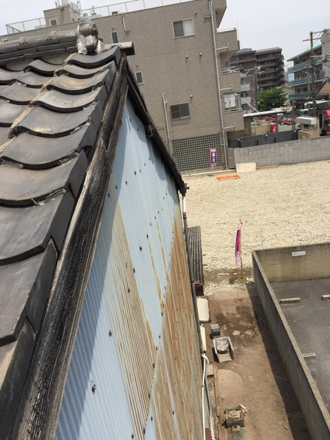 大阪市生野区の住宅点検で発見した瓦屋根とトタン外壁の取り合い部の雨仕舞い劣化