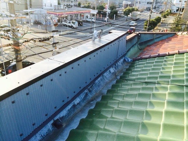 大阪市生野区の屋根全体をドローンと目視で精密調査している様子