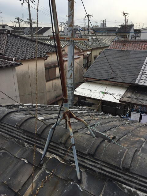 サビが進行し倒壊リスクの高い屋根上のアンテナ