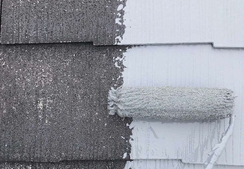 ローラーで下塗り