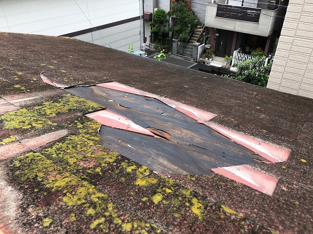 屋根がめくれた