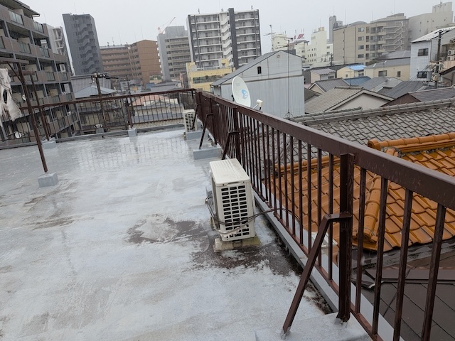 雨天時の屋上水溜まり