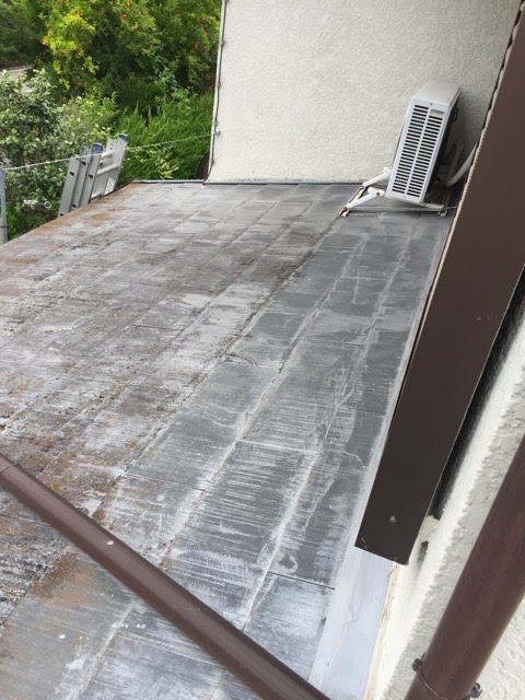 室外機近くの白化屋根