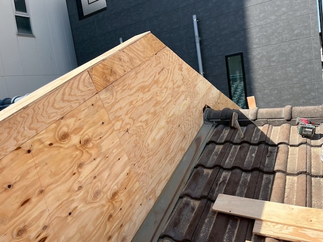 構造用合板を張り込み、板金施工のための頑丈な下地を形成