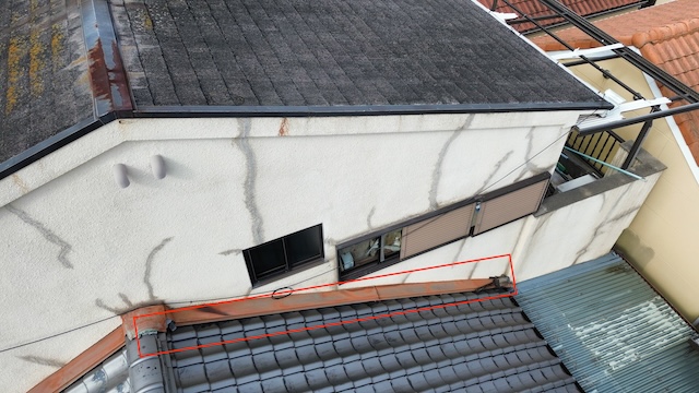 大阪市住吉区のスレート瓦屋根と外壁の現状。屋根全体の色褪せと外壁のクラック（ひび割れ）を確認。