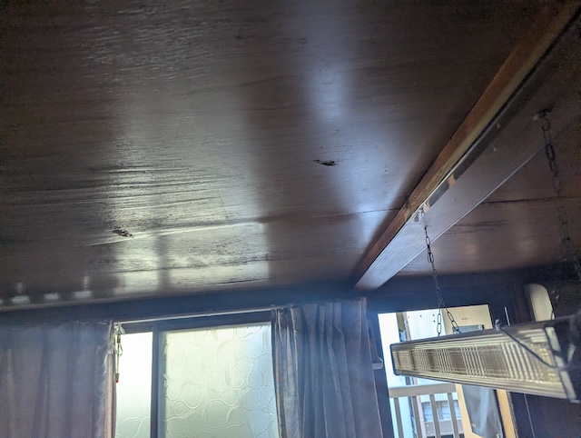 天井の広範囲に広がる深刻な雨漏りのシミ。屋根からの浸水が長期間続いていることが推測されます。