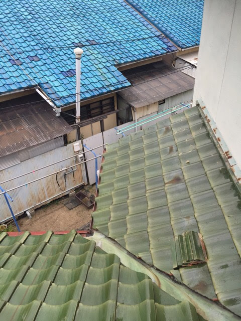 雨水が集中しやすい京都府城陽市の住宅の屋根谷部（たにぶ）と壁際の構造