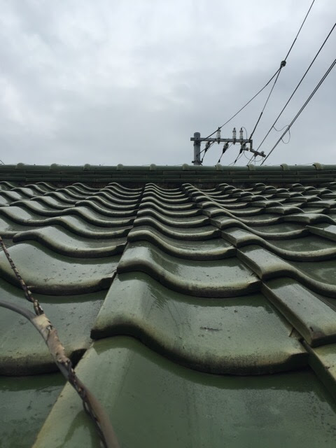 京都府城陽市の屋根調査で確認した日本瓦の重なりと表面の黒ずみ汚れ