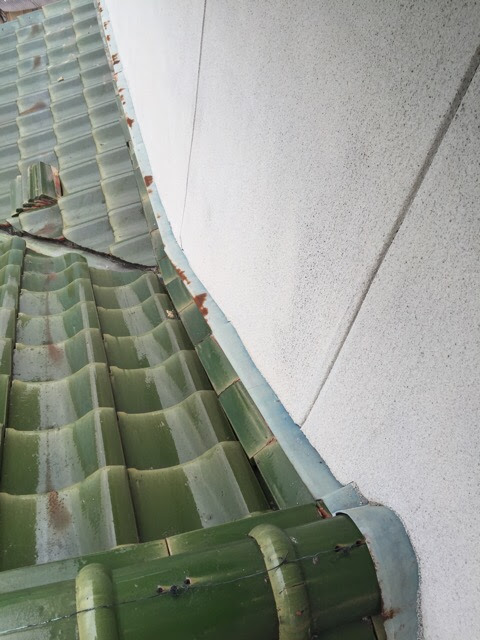 外壁との取り合い部に設置された雨押え板金の赤サビと塗膜剥がれ