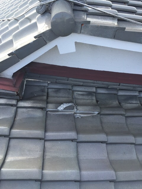 いぶし瓦の隙間をコーキングで完全に塞いでしまっている不適切な補修