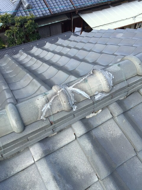  棟瓦周辺に無造作に塗られたコーキング。雨水の逃げ道を塞いでいる