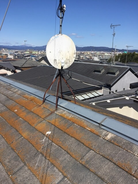 屋根の劣化に伴い著しいサビが発生しているアンテナ架台の状況