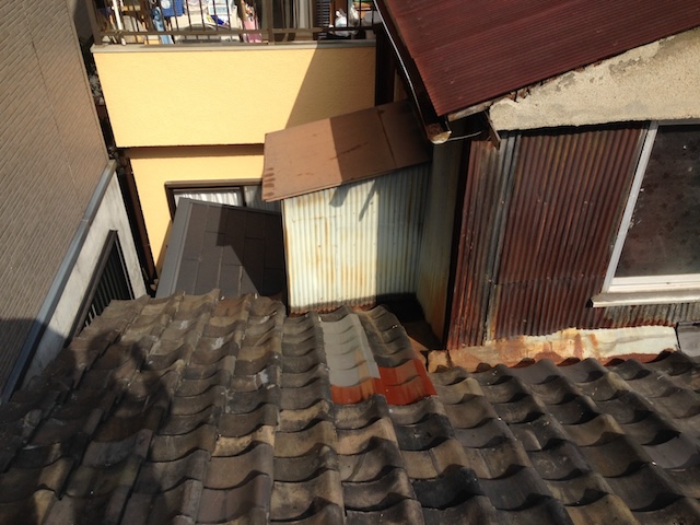 複雑な形状をした下屋根周辺。瓦のズレや板金のサビが見られる
