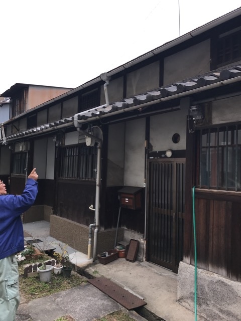 大阪市旭区の現地調査で屋根の瓦ズレをお客様と確認する様子