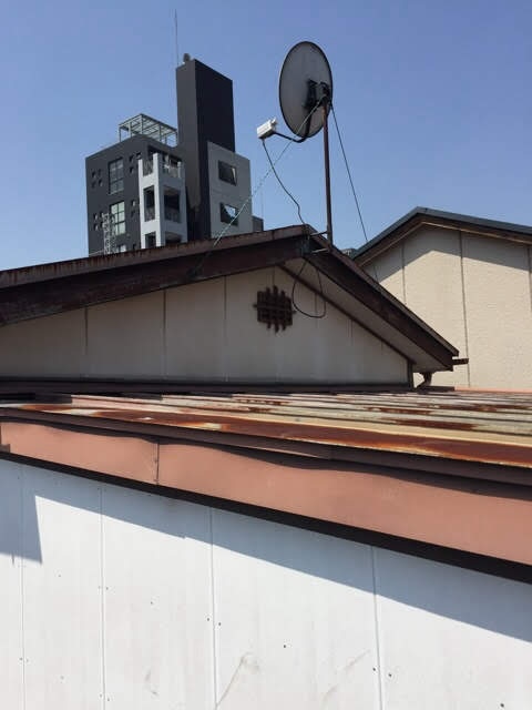 瓦屋根と壁のつなぎ目から雨漏りを防ぐ南蛮漆喰による部分修理プラン