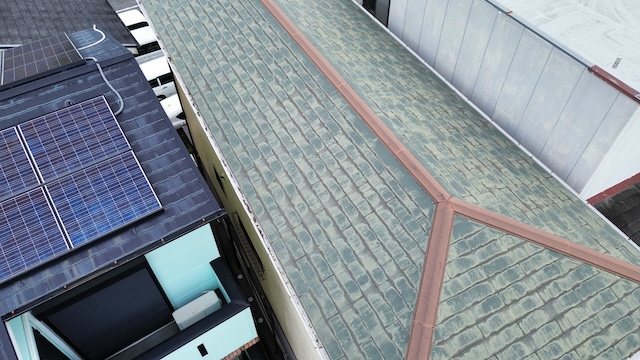 吹田市で確認された塗膜が消失し緑色のコケ・藻が全体に繁殖したスレート屋根