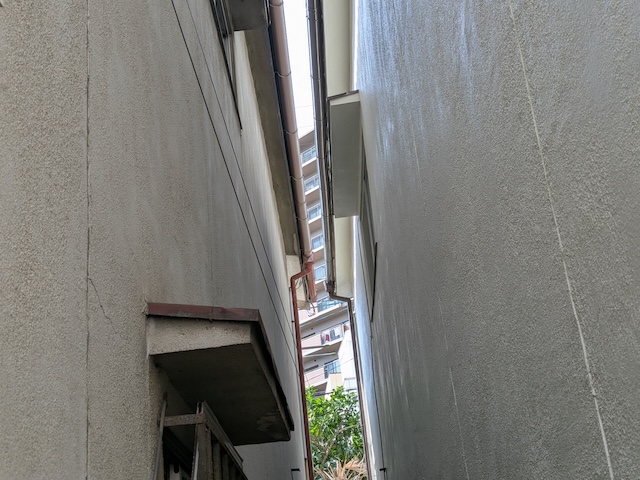 隣家との距離が近い狭小スペースにおける雨樋の水跳ねリスク