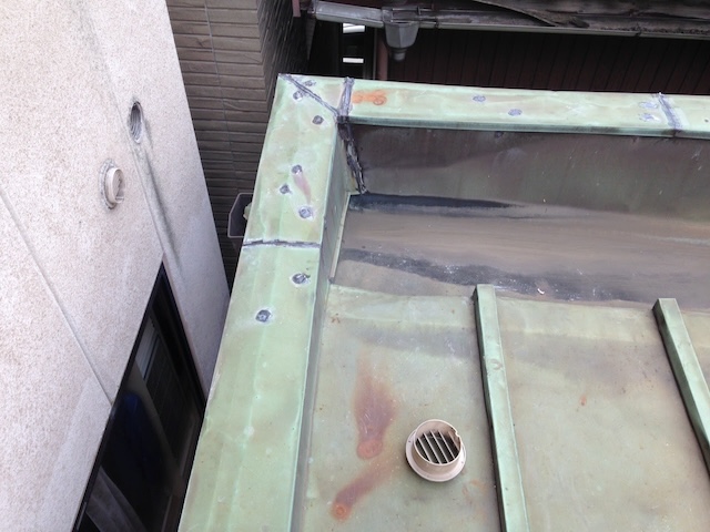 大阪市西成区の雨漏り調査、銅板屋根の穴あきに対するコーキング（応急処置）の無数の跡