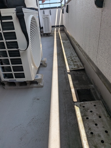 室外機裏や排水溝に堆積した土砂と水分の滞留状況