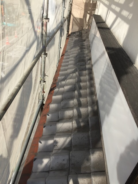 松原市での屋根調査時に足場から撮影した和瓦の全体写真