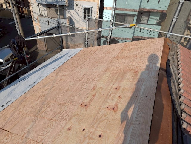 新しい構造用合板(厚さ12mmの野地板)を隙間なく張り直し、屋根全体の強度を高めた状態。