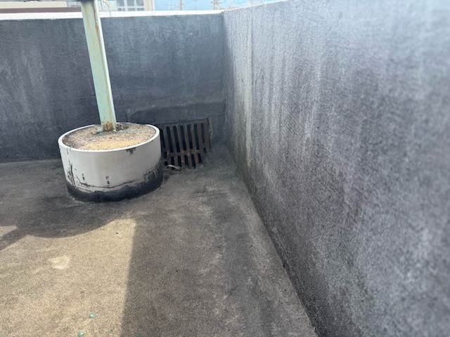 支柱横の排水口状況