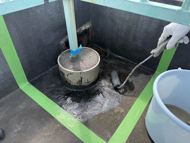 下塗り中の排水口周辺