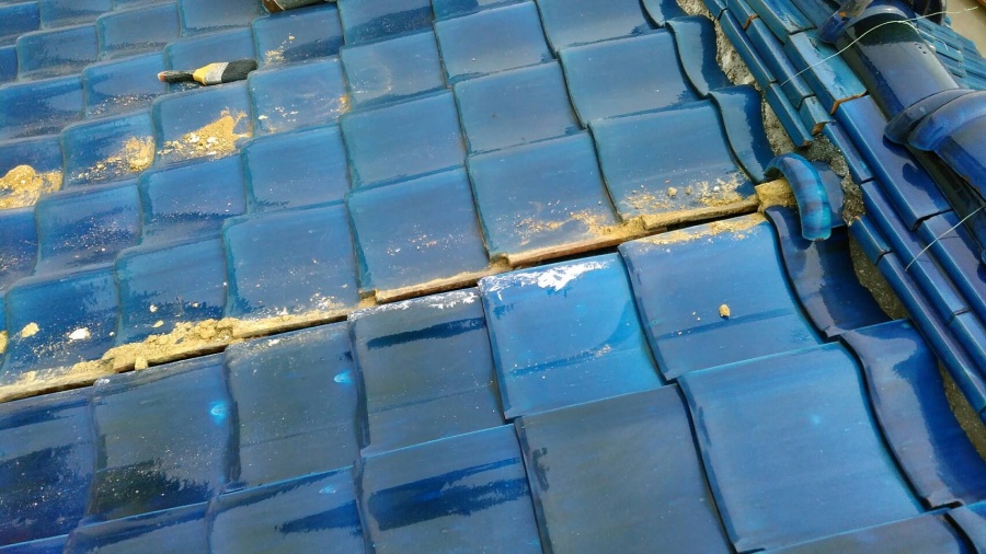 八尾市の屋根修理・古い漆喰（しっくい）を取り除いた状態