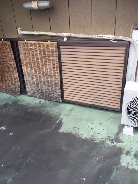 ベランダの雨戸シャッターボックス下部で確認された防水層の剥離とめくれ