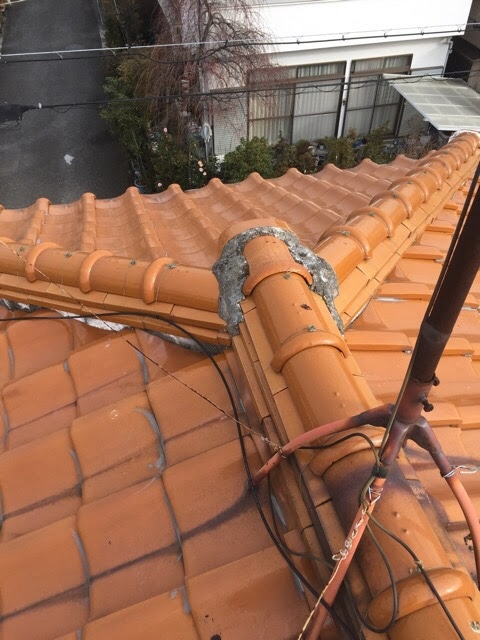 大阪市住之江区での屋根調査。棟瓦の固定に使われている漆喰が崩れ、剥がれ落ちている状況。