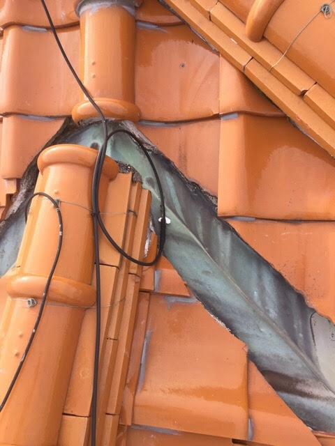 大阪市住之江区での屋根調査。棟と谷の交差部における漆喰の欠落と銅板の劣化。