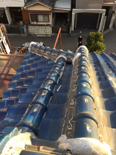 富田林市 雨漏り 棟瓦 過剰コーキング 漆喰 穴