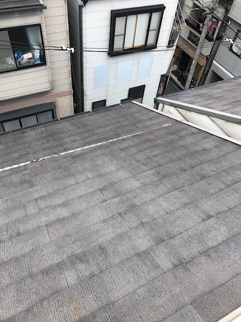 退色した下屋根の表面