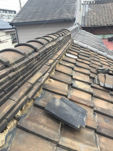 大阪市大正区 瓦がズレて葺き土が露出し隣家への落下リスクが高い屋根