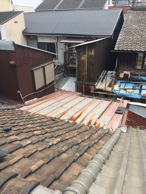 大阪市大正区 著しい赤錆が発生した1階トタン屋根の状況