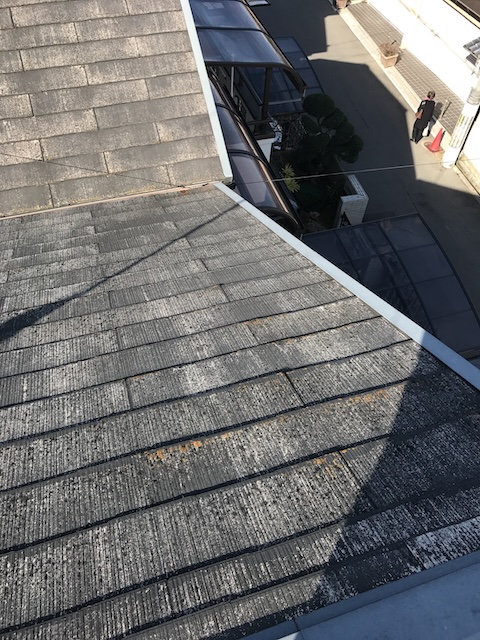 勾配面に広がる退色屋根