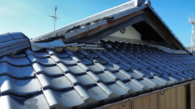 棟付近で乱れた屋根部材