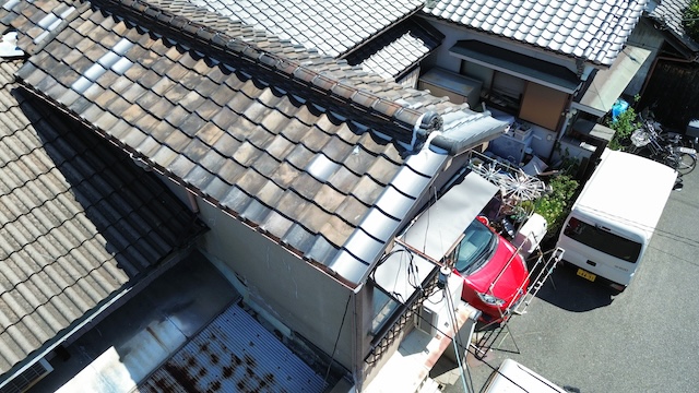 ズレていた瓦が整然と並び防水性・耐久性が復活した東大阪市の屋根全景