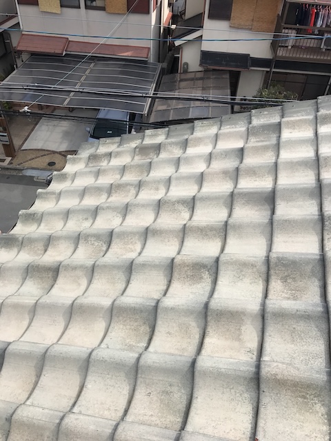 道路側の瓦屋根全景