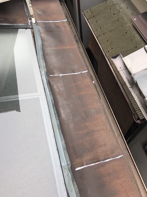 継ぎ目補修跡のある屋根