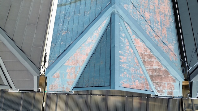  大阪市東成区の劣化したスレート屋根の拡大写真。防水機能が失われている状態。