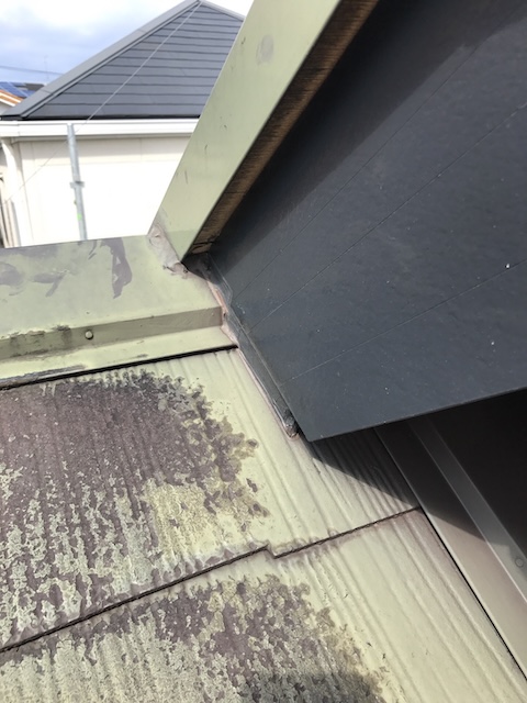 雨押え板金と劣化屋根