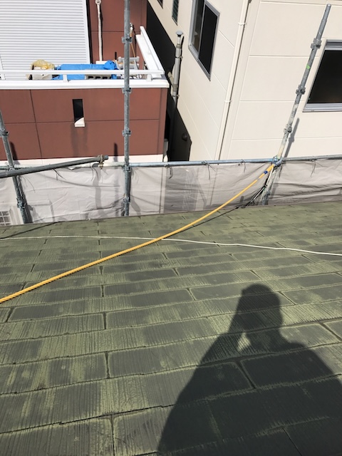 塗膜が薄れた屋根面の様子