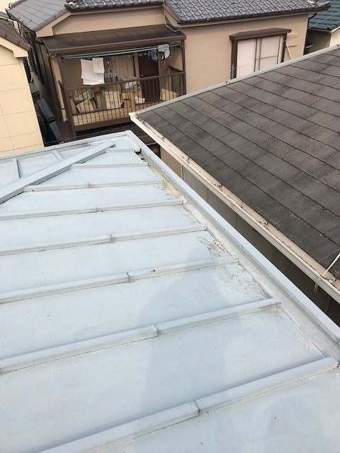屋根端部と隣接屋根
