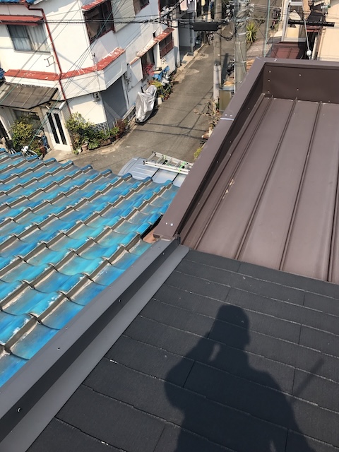 瓦屋根と金属屋根の境界